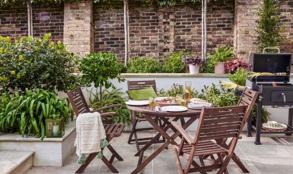 Taman dengan area barbekyu untuk acara santai bersama keluarga dan teman